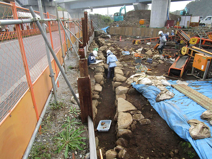 写真21　上粕屋・子易遺跡:近世石組溝（千石堰用水）調査風景（西から）