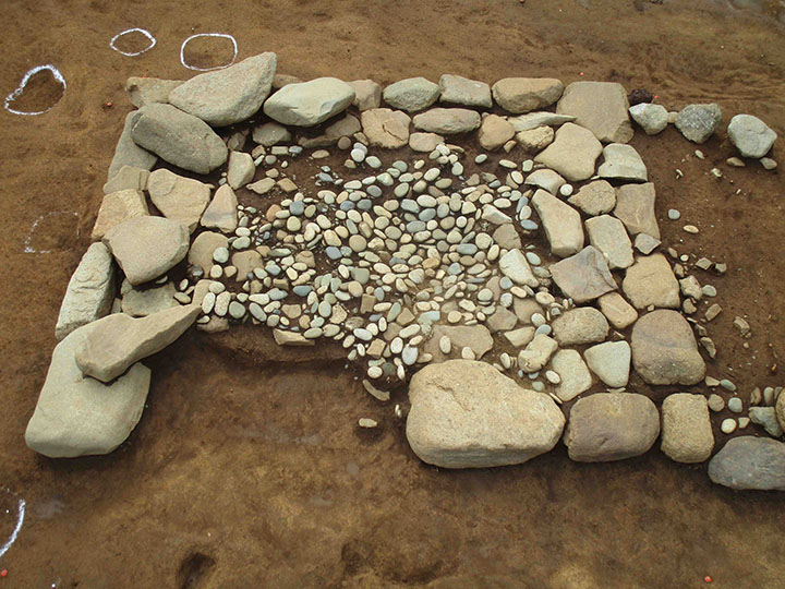 写真7　子易・中川原遺跡:中世石組墓（東から）