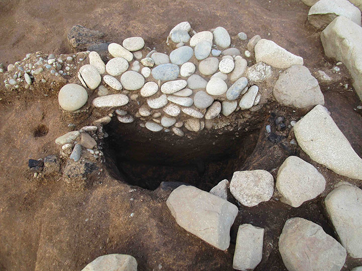 写真8　子易・中川原遺跡:中世石組墓埋葬主体部断面（東から）
