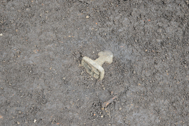 D区中_7号竪穴住居跡_銅印出土状況(西から)2