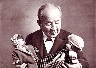 Eiichi Shibusawa with two friendship dolls