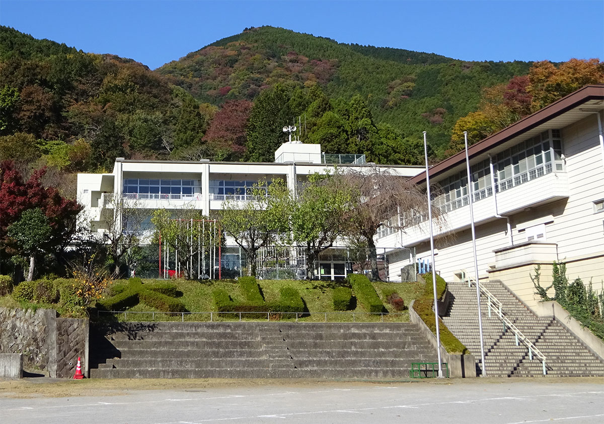Ruth Jane's home,Oyama Elementary School,with Mt.Oyama behind