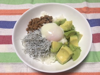 納豆しらす温玉アボカド丼 伊勢原市