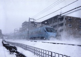 ふぶきのように舞う雪