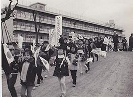 写真：市制施行記念式典旗行列