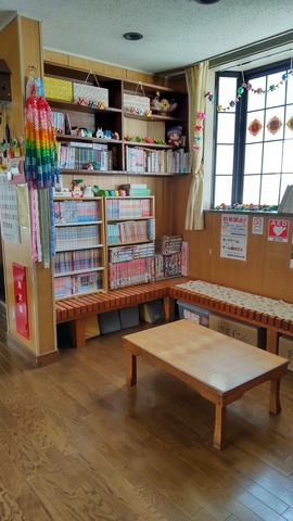 板戸児童館の図書コーナー
