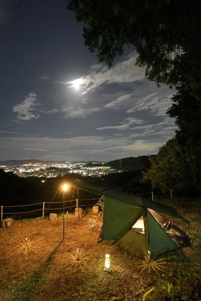 月と夜景と僕のテント