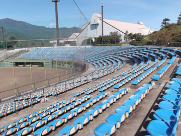 いせはらサンシャイン・スタジアム（伊勢原球場）内野スタンド