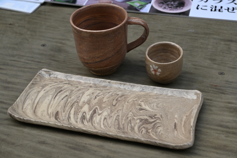 日向石の粉を混ぜ合わせ陶器製品