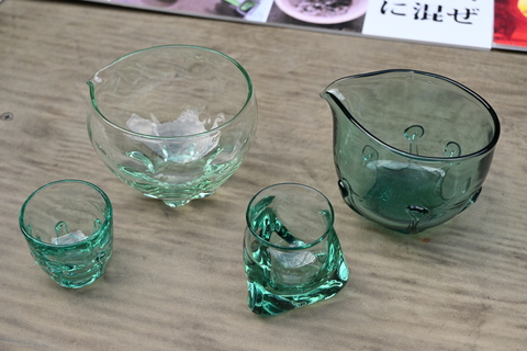 日向石の粉を混ぜ合わせたガラス製品