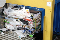 圧縮梱包する様子