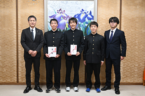 画像：成瀬中学校陸上部表敬訪問の様子