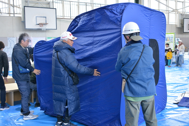 避難所用具設営訓練の写真です