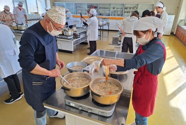 市職員_02炊き出し訓練 炊き出し訓練の写真です