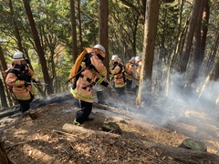 急峻な山林内での消火活動