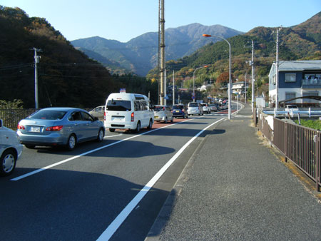 渋滞する大山への道