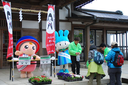 お花の配布をしずくちゃんと一緒にお手伝い