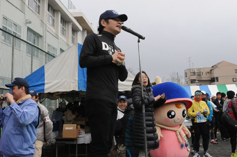 応援ソングを歌う平田さんも来てくれたんだよ