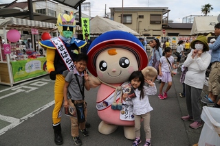 愛甲石田駅南口ロータリーふれあい祭の様子3