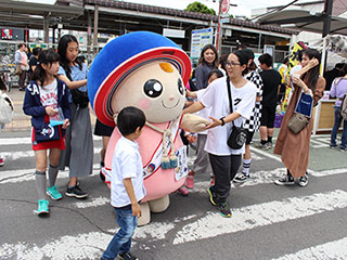 愛甲石田駅南口ロータリーふれあい祭の様子1