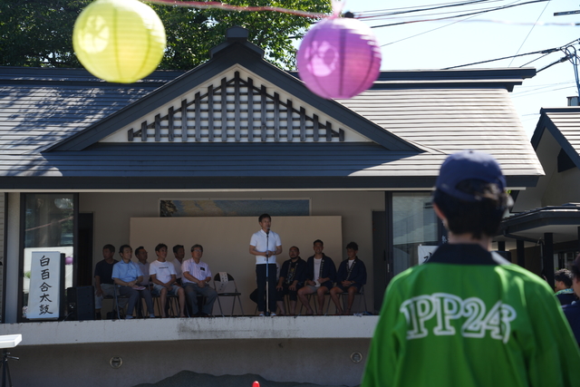 「大納涼まつり」で萩原市長が挨拶する様子