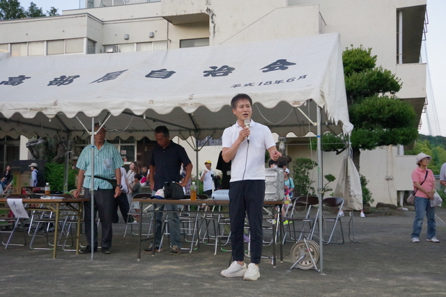 高部屋地区体力づくり振興会「ふるさとまつり」で萩原市長が挨拶する様子