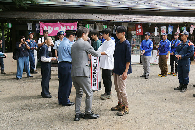 画像：山岳部員を一日山岳救助隊員に任命する市長