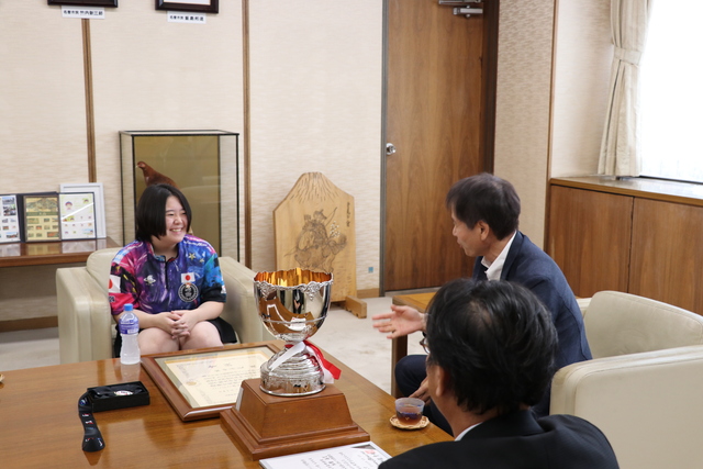 画像：松田寿夏選手表敬訪問の様子2