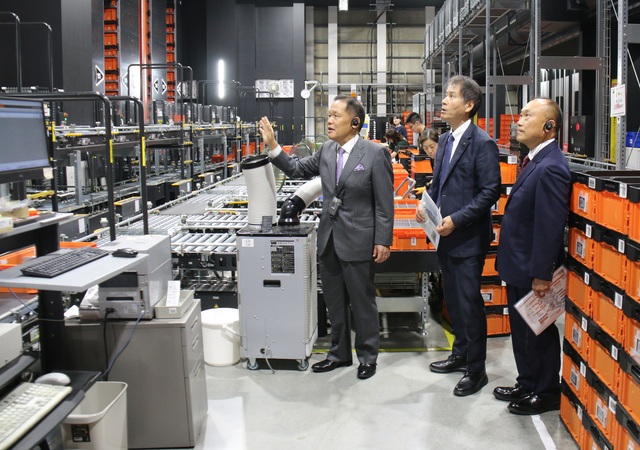 トラスコ中山株式会社の倉庫を見学している写真です