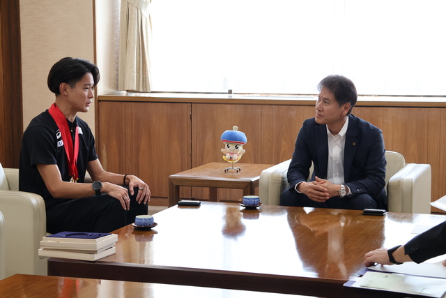 飯澤千翔選手 表敬訪問の様子1 画像:飯澤千翔選手 表敬訪問の様子1