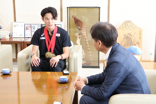 飯澤千翔選手 表敬訪問の様子2 画像:飯澤千翔選手 表敬訪問の様子2