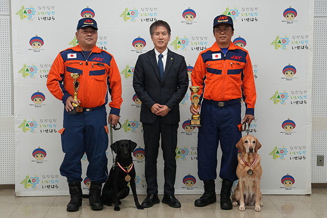 須山ドックスクールの皆さんと記念撮影 画像:スクールの皆さんと記念撮影