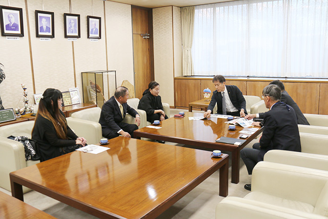 画像：日展入賞者表敬訪問の様子2