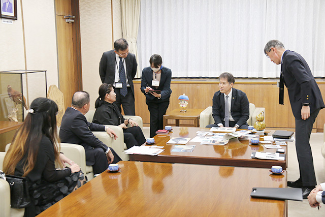 画像：日展入賞者表敬訪問の様子3