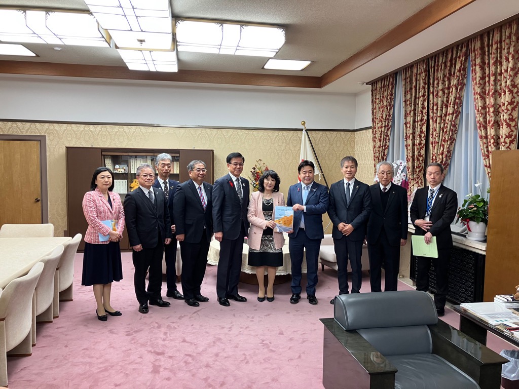 片山財務大臣へ要望書手交の様子