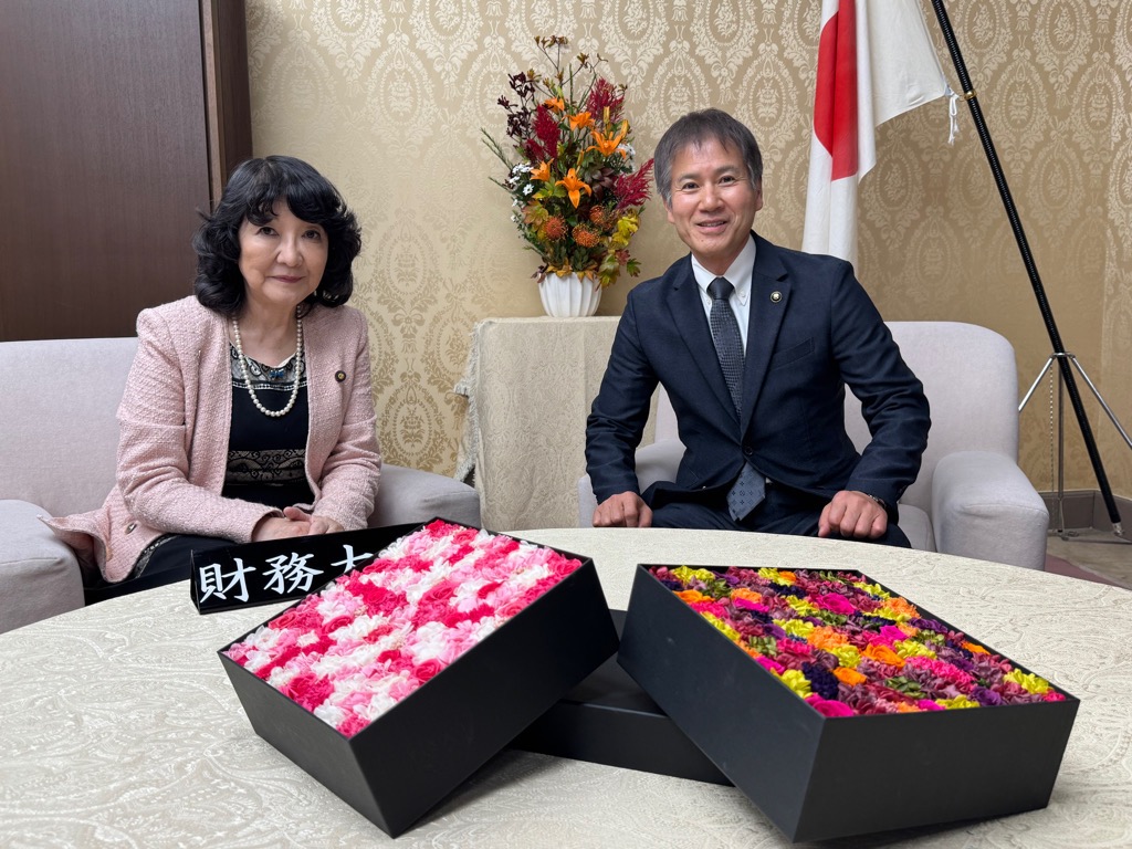 （左）片山財務大臣、（右）萩原市長