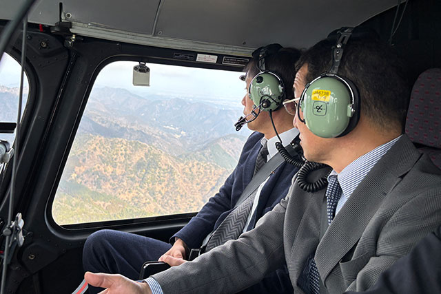 日向林野火災現場を上空から視察