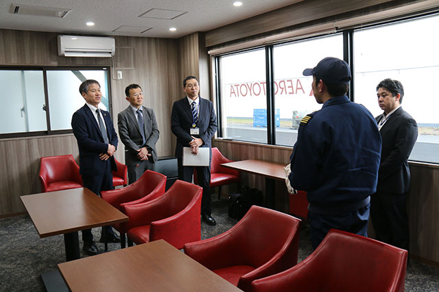 画像：日向林野火災現場を上空から視察