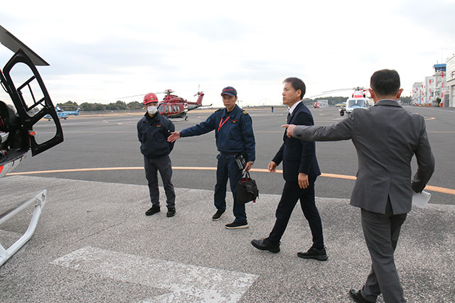 画像：日向林野火災現場を上空から視察