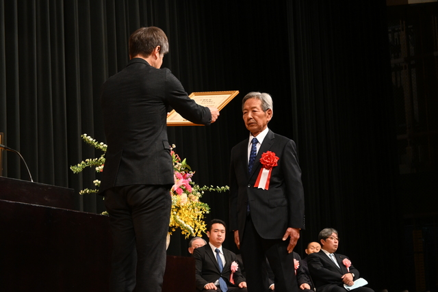 「名誉市民」の称号を贈呈1