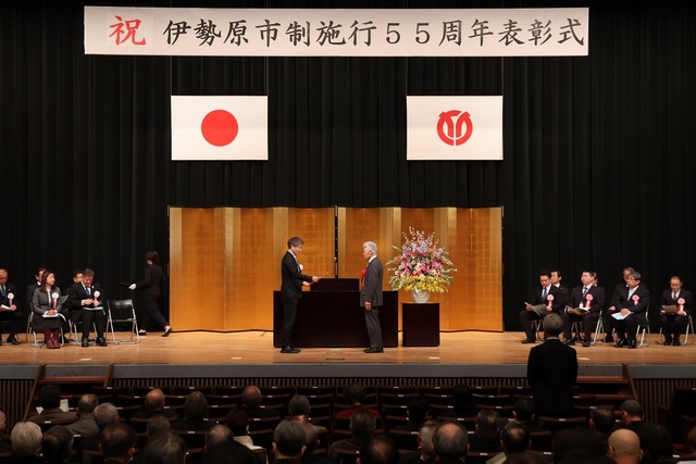 表彰状を贈呈する様子1