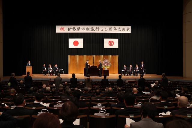 表彰状を贈呈する様子2