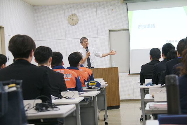 新採用研修市長講話の様子