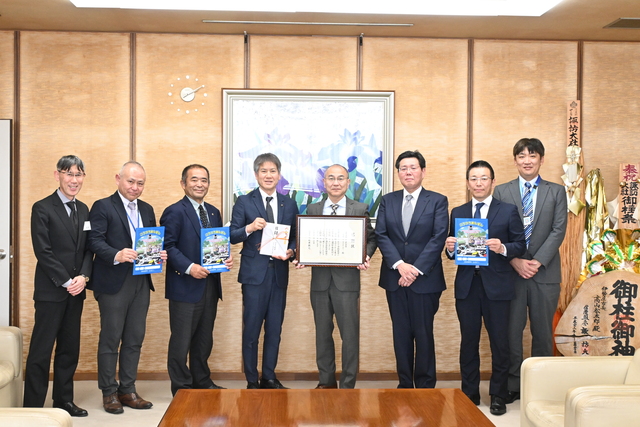 交通安全教材の寄贈に伴う感謝状贈呈式の様子