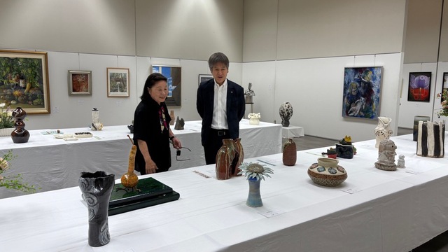 市展見学の市長写真