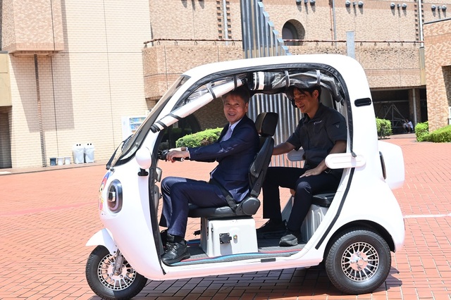 寄贈された電動トゥクトゥクに試乗しました 寄贈された電動トゥクトゥクに試乗しました