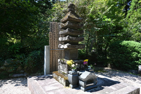 日向渕ノ上石造五層塔