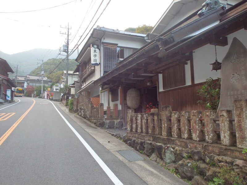 参道沿いに建てられた宿坊